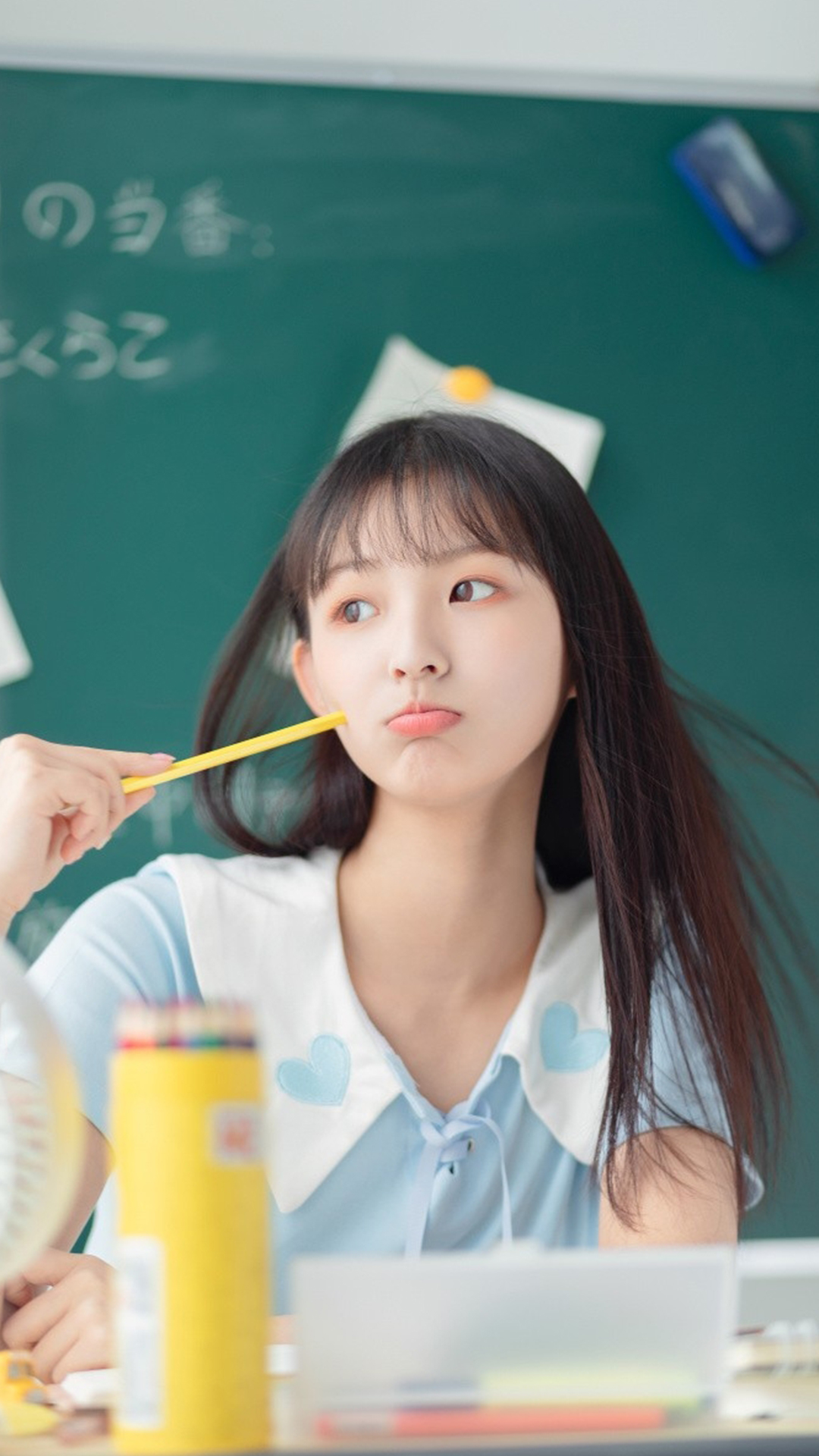 清纯大眼美女学生灵动写真图片手机壁纸