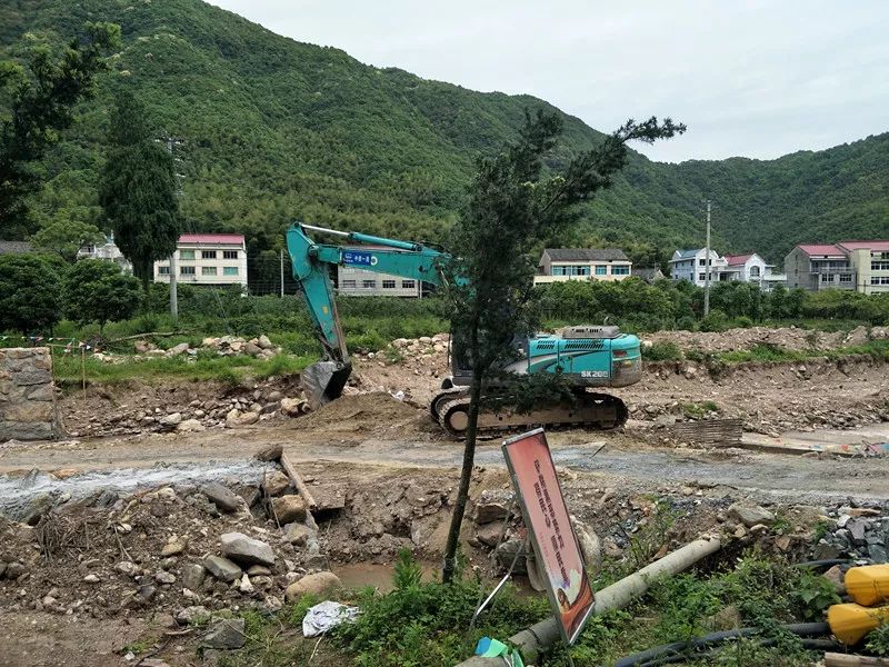 5月9日,黄岩区副区长车献晨到茅畲乡视察九溪中上游治理工程.
