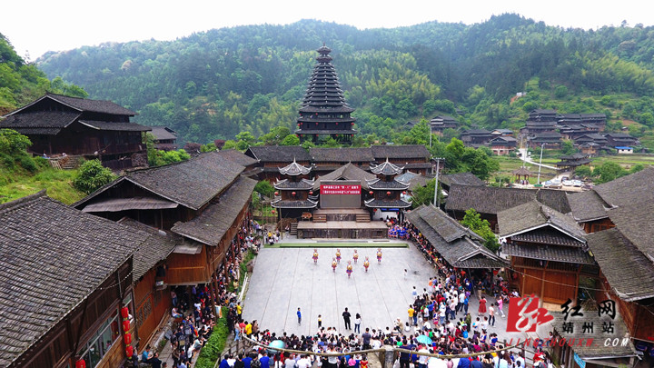 靖州地笋苗寨八方游客欢度四八姑娘节