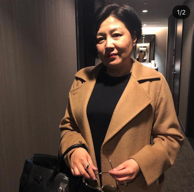 李咏逝世后哈文近照首曝光!戴婚戒面容苍老仍未走出悲伤