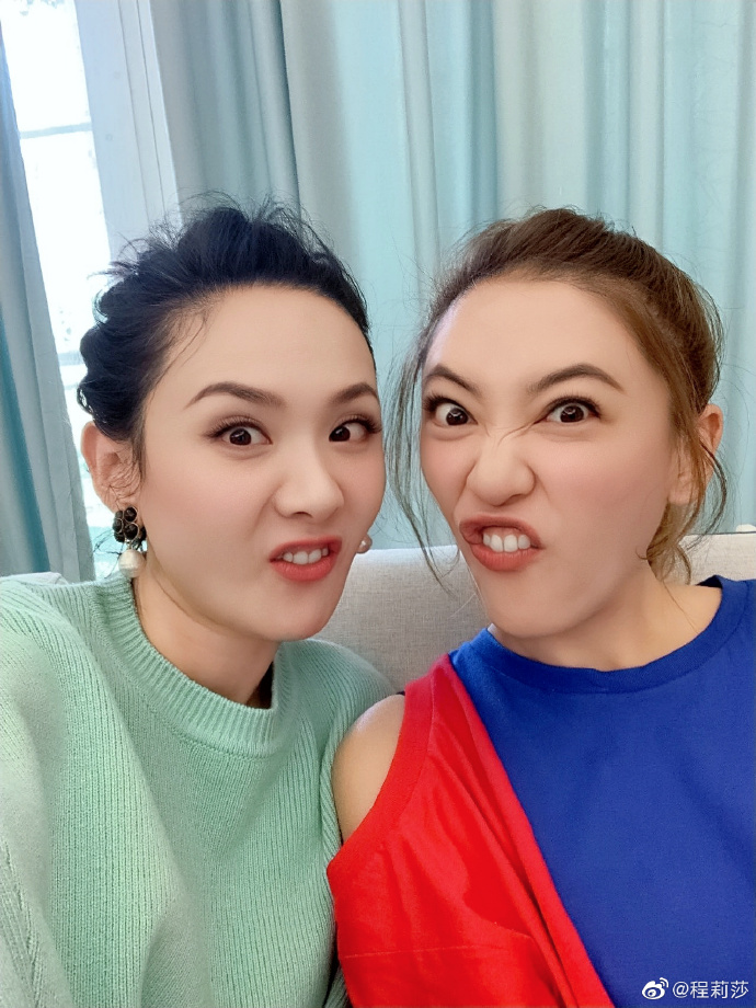 程莉莎应采儿相聚搞怪自拍 网友调侃"仙女卖萌"