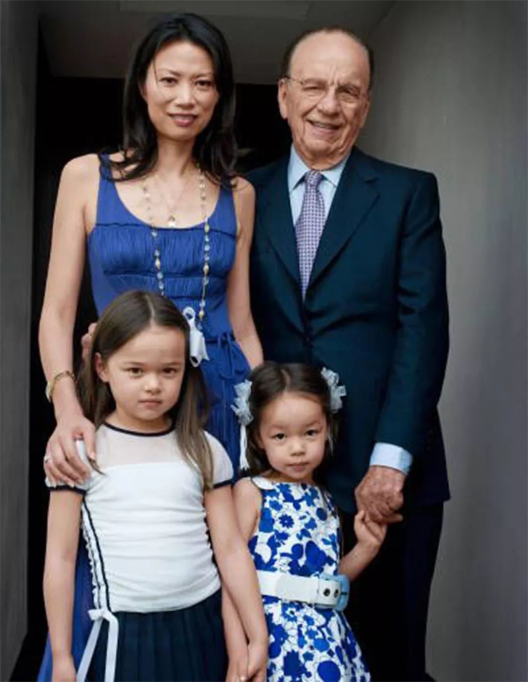 邓文迪母亲节向女儿示爱,展示女儿成长的照片,果然是有福之人!