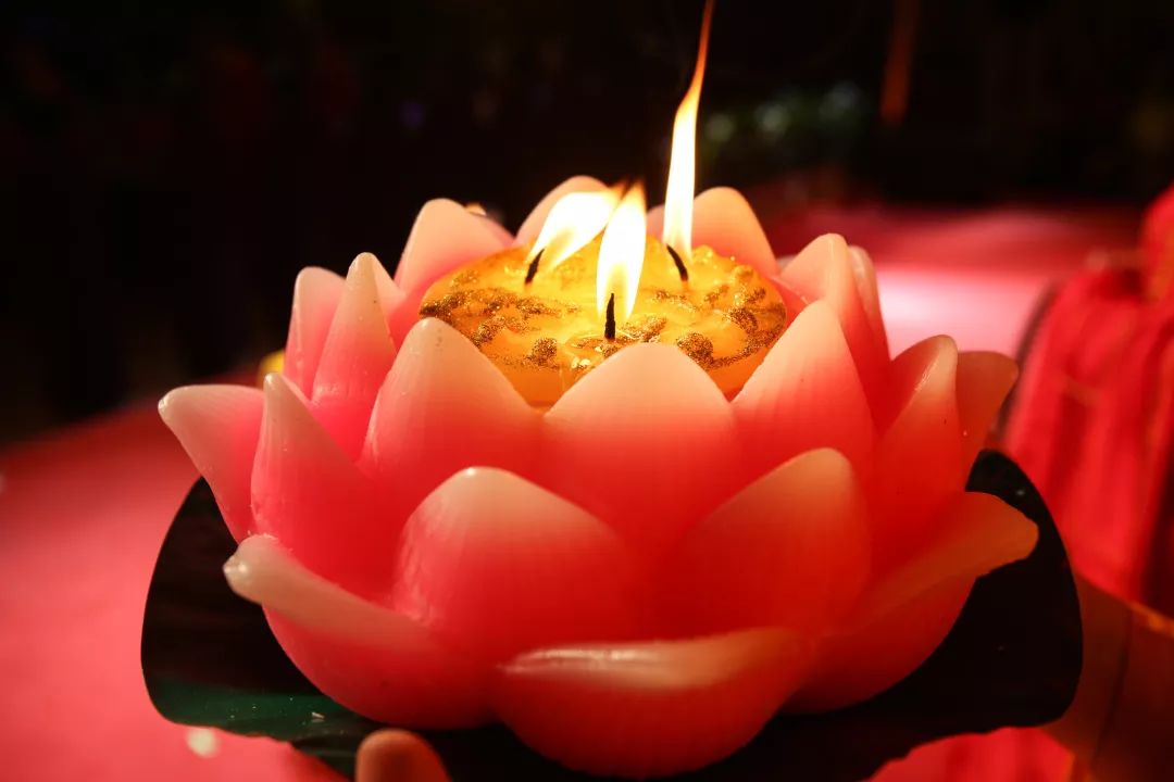 觉醒大和尚点亮法会首盏莲灯随后万佛堂内上千盏莲