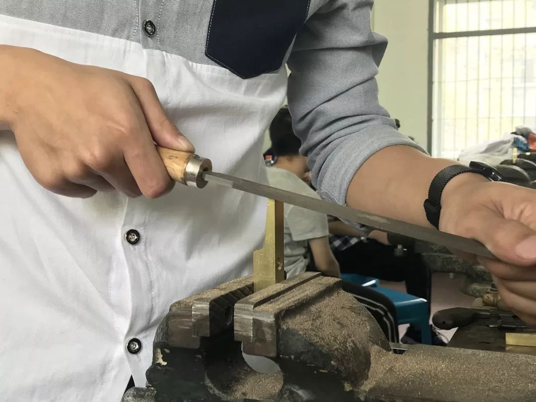 摇身一变,换为锯冲磨削样样通的制锤人埋首在蓝屏前滴滴答答的沉默