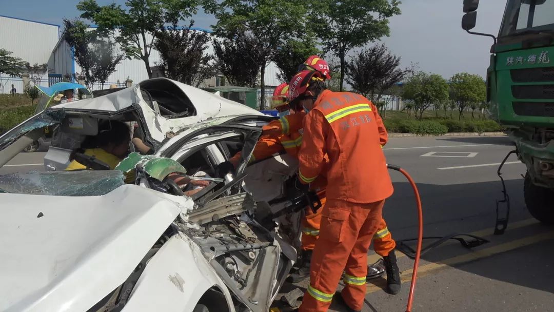 事發狀元路孕婦車禍被困消防救援人員現場一舉動很溫馨