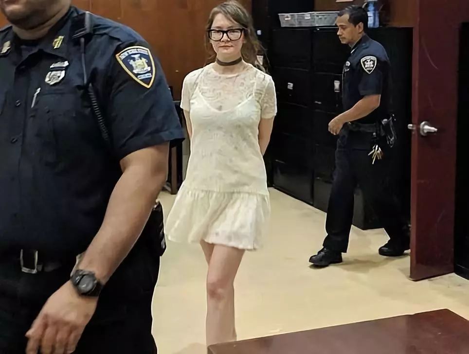 90后"假名媛"骗巨款被判有罪后,因为法庭穿搭走红了