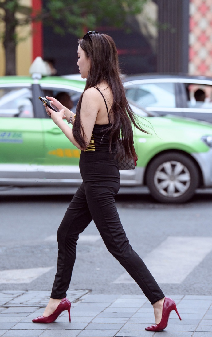 1/ 12 今天为大家带来一组成都街拍,这位轻熟少妇身穿低胸装搭配黑色