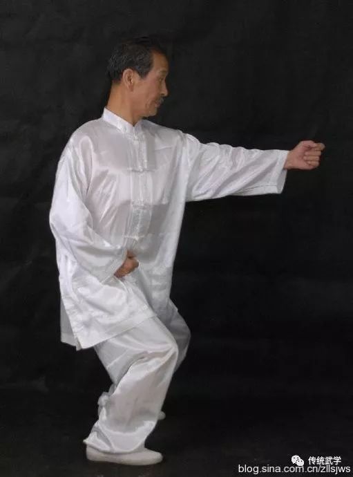 3.原地崩拳出右拳,收左拳:和出左拳的方法一样,只是方向相反.