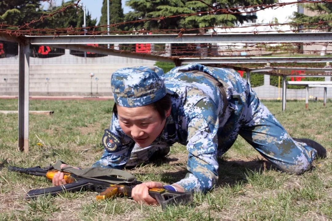 一大波优秀的海军小姐姐正向你走来.