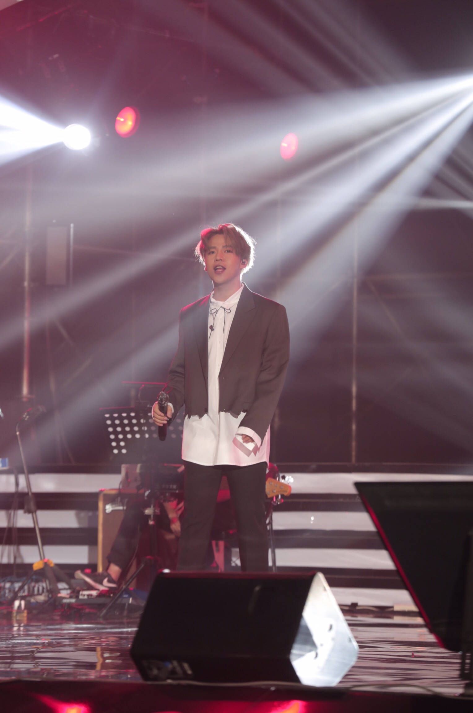 青春颂两岸青年原创金曲演唱会武汉落幕 朱兴东首唱《手掌》