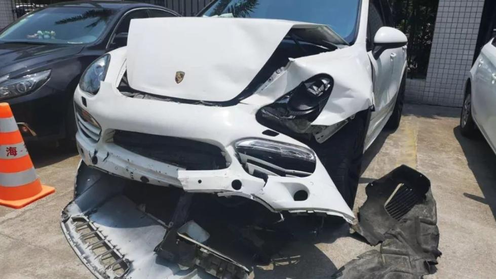 宝马珠海情侣路探头遭保时捷猛撞横跨4车道甩到海边车头损毁