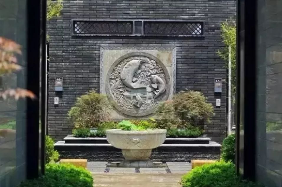 中國古代的建築設計非常講究風水,比如影壁牆,就是在院落入戶處設置的