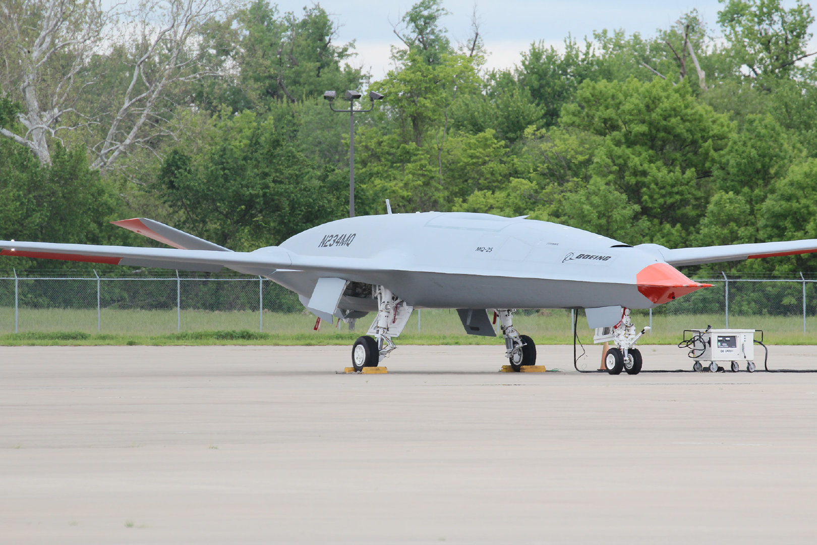 性感"小红唇"亮了:美国mq-25无人机备战首飞