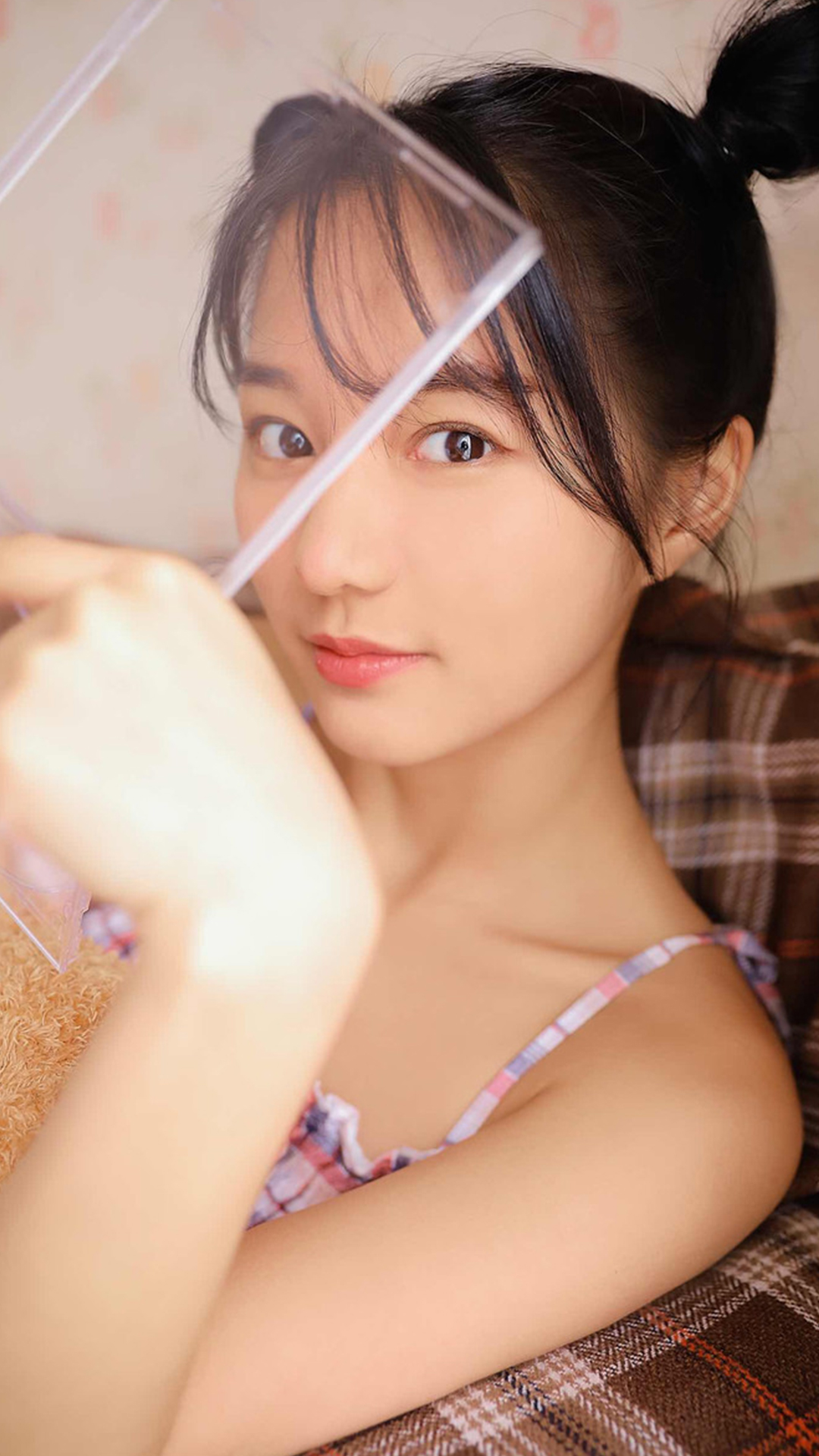 丸子头大眼可爱美女私房俏皮写真手机壁纸