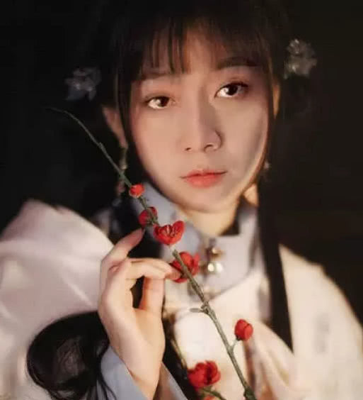 张大仙的装扮也是非常惊艳的,看到这样的张大仙,很多