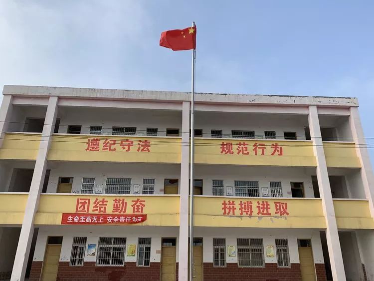 正在建设的教学楼均衡创建后的学生宿舍均衡创建后的食堂正在建设的