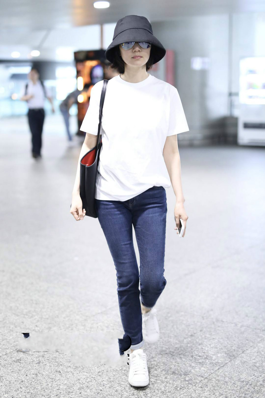 袁泉现身机场,卫衣搭牛仔裤一身简单日常装,也遮不住她的高级感