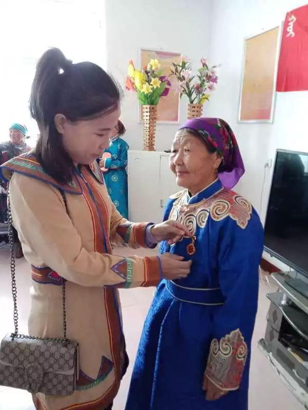 讲座中,嘎查达那钦邀请了辉苏木小丽同志为妇女们讲解了高利贷的危害