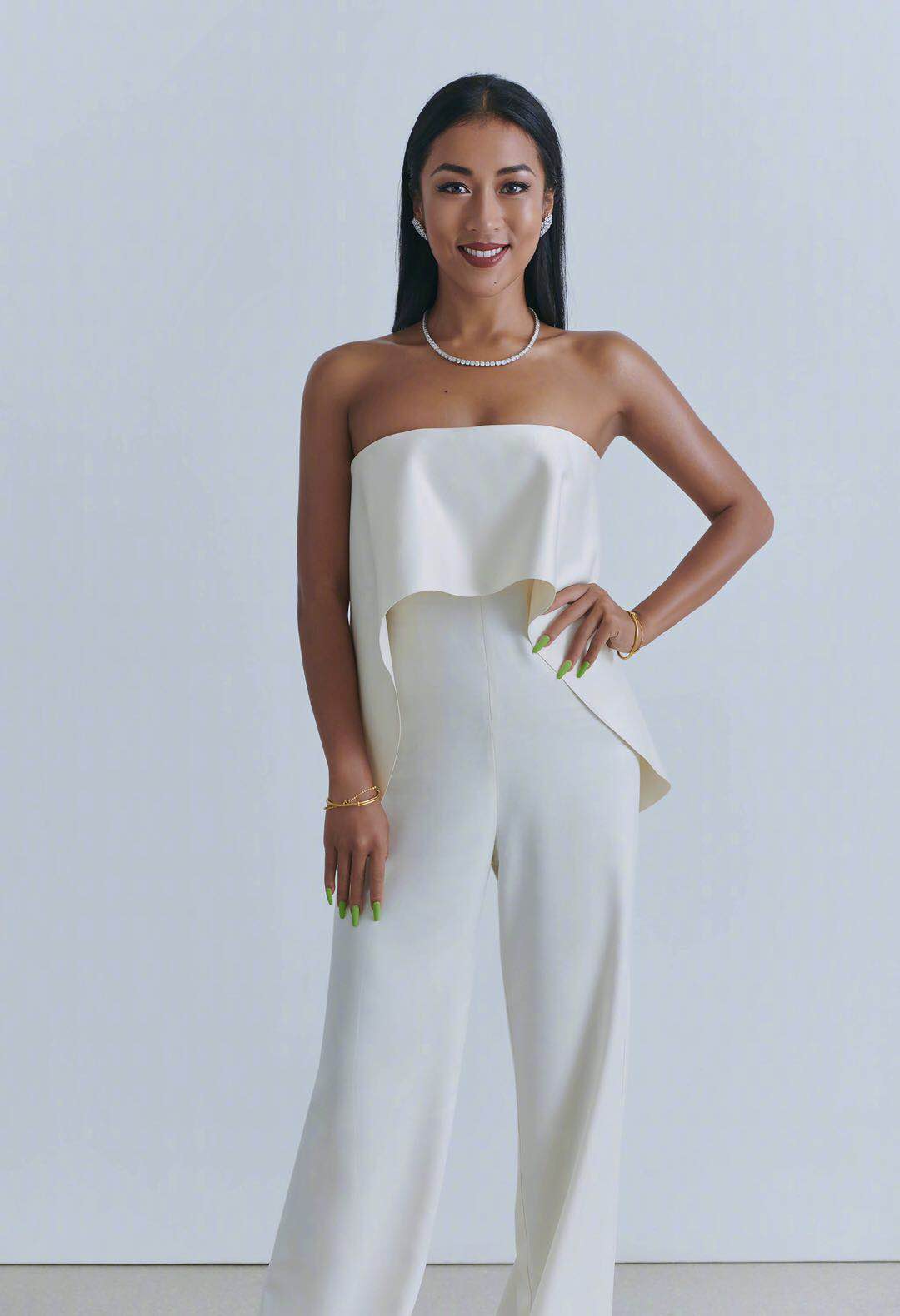 吉克隽逸撞上郭碧婷同穿白色连体裤换了风格的吉克隽逸好气质