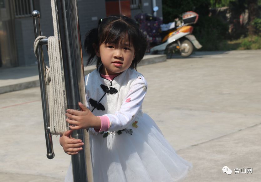 首先第一个游戏是:"比萨斜塔"孩子们跟家长一起,用扑克牌堆塔,在限时