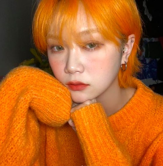 橙色头发女生图片