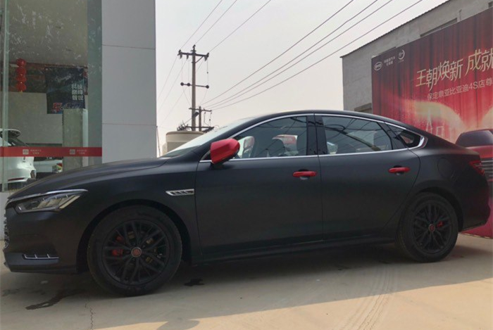 原本颜值就非常高的比亚迪秦pro改色以后更是成为gai上最靓的仔