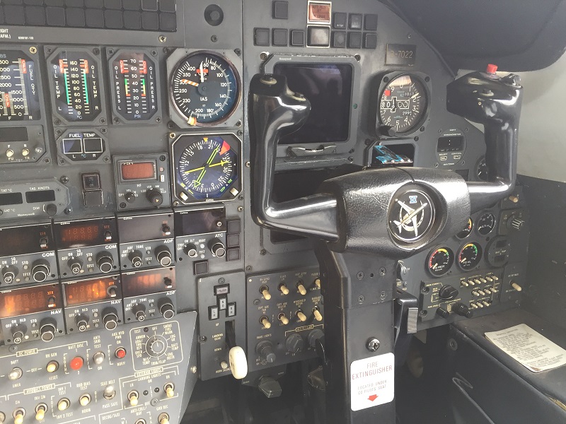 b-7022号飞机驾驶舱.(北京市文物局供图)3.