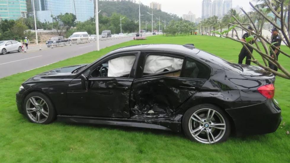 宝马珠海情侣路探头遭保时捷猛撞横跨4车道甩到海边车头损毁