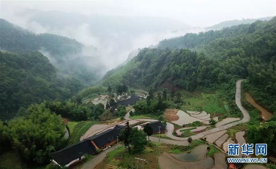 这是近日无人机拍摄的赤水市长沙镇长兴村景观.