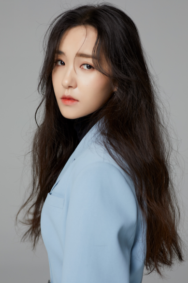 演员何之舟曝最新写真 酷帅御姐化身温柔女神