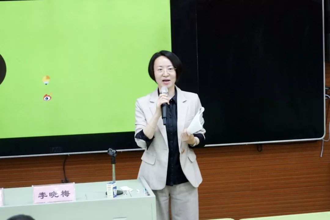 最后由名师工作室领衔人李晓梅主任作总结.