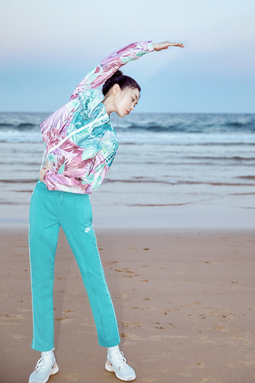 宋轶展露动感活力宋轶置身闲暇沙滩今年,由演员宋轶主演的多部大ip剧