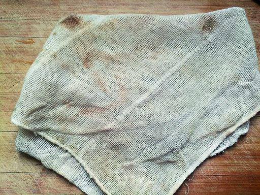 再油腻的抹布也别扔水中加几样煮一煮去油污变得像新的