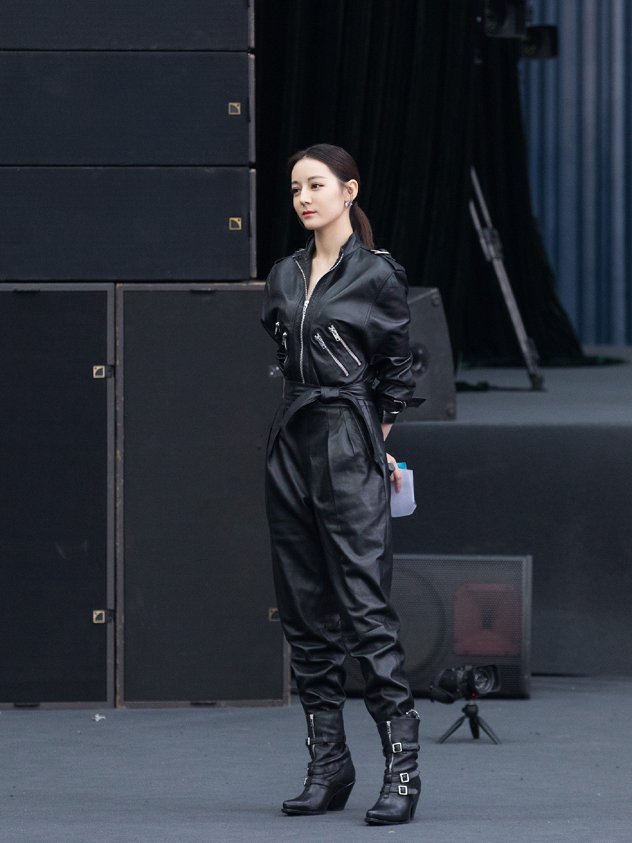 迪丽热巴真敢穿,皮裤混搭拖鞋依旧霸气,腿长任性