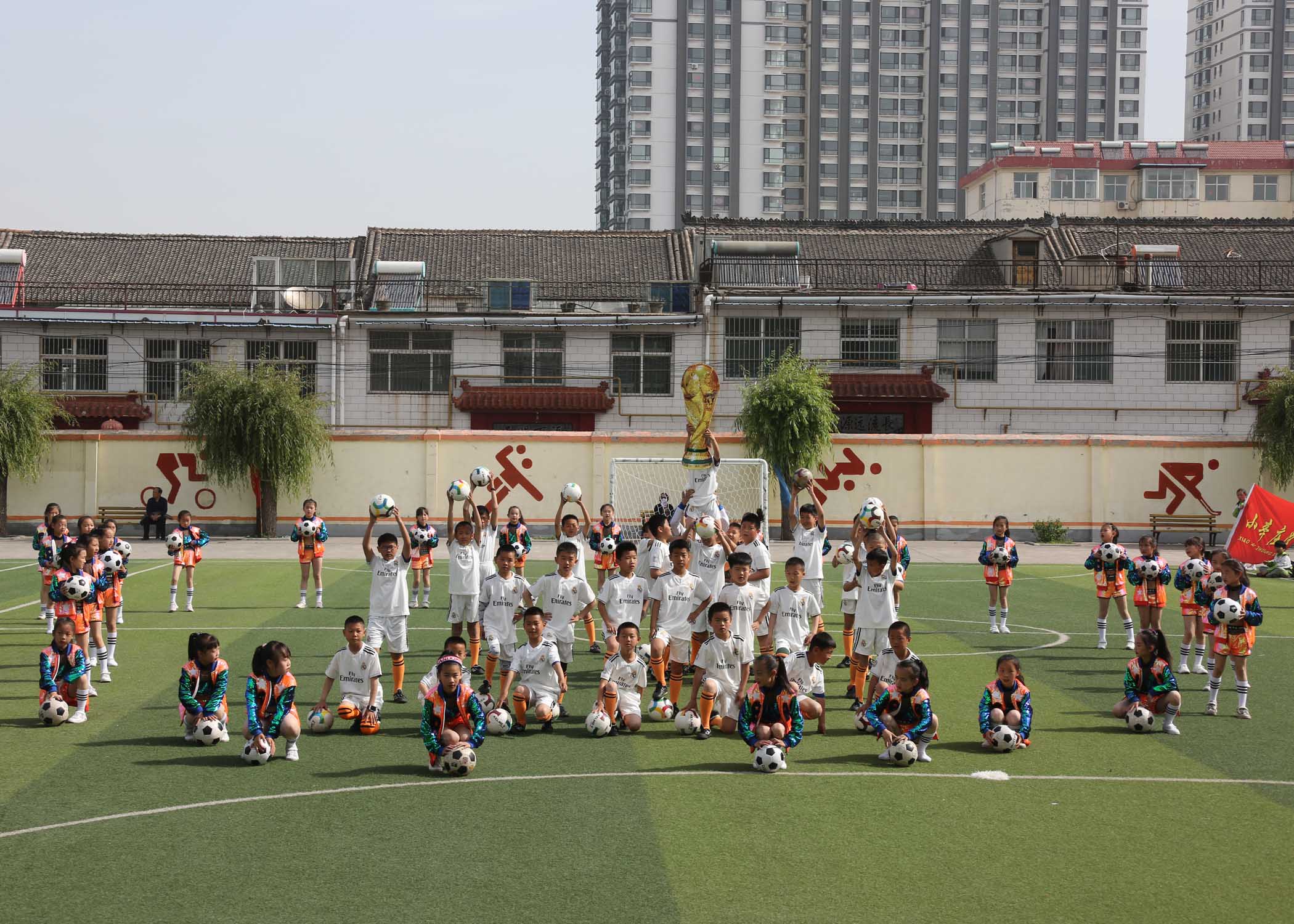 潞州区首届小学生足球联赛在紫坊小学开赛