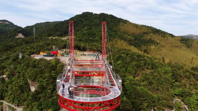 磐安靈江源森林公園玻璃橋被稱為靈江源森林公園在金華維新鄉馬家坑村