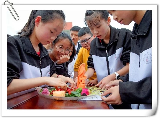 岑巩四中:美食进校园 师生笑开颜