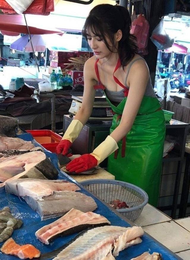 就比如说再见,又有一位美女成为了网红,而她是一个在菜市场杀鱼的妹子