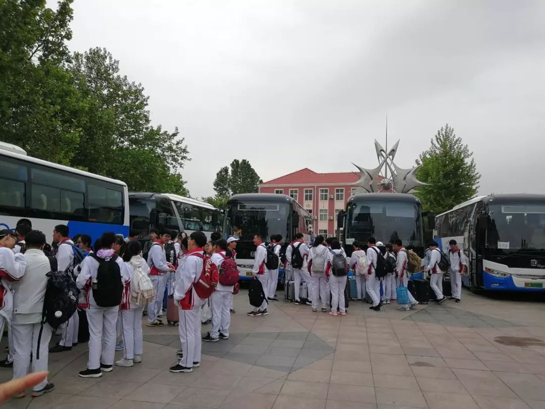 践行十个一知行合一劳动光荣青岛三中组织高一年级开展学农活动