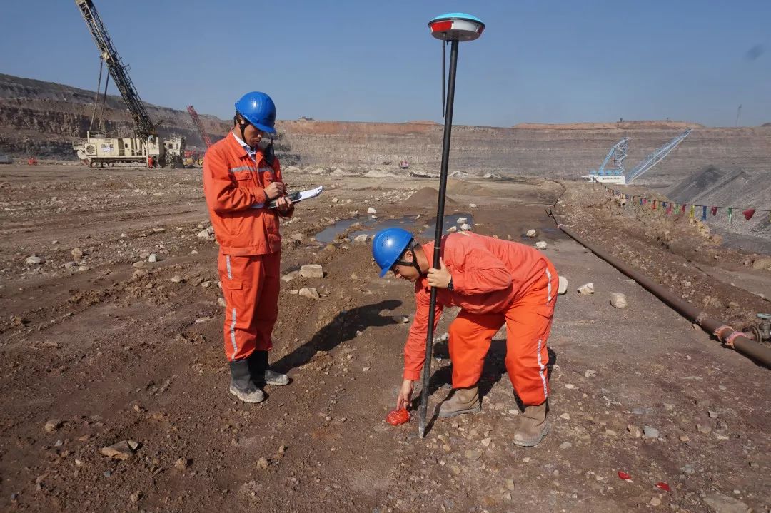 在他的努力下,新上岗的爆破工均掌握了现场操作方法,一个月内就可以