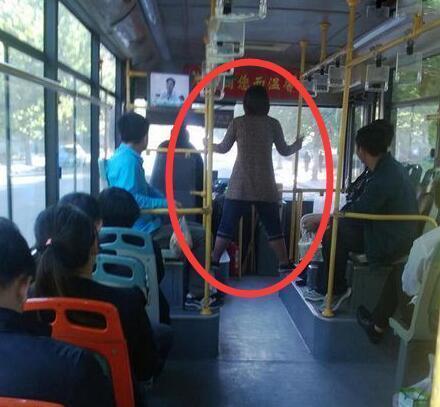 搞笑gif:好好走路,别低头看手机了!