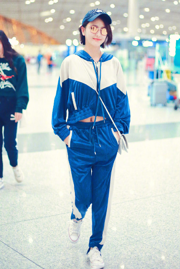 原创36岁佟丽娅穿露脐装,整套蓝白校服装配小白鞋,简直就是中学生