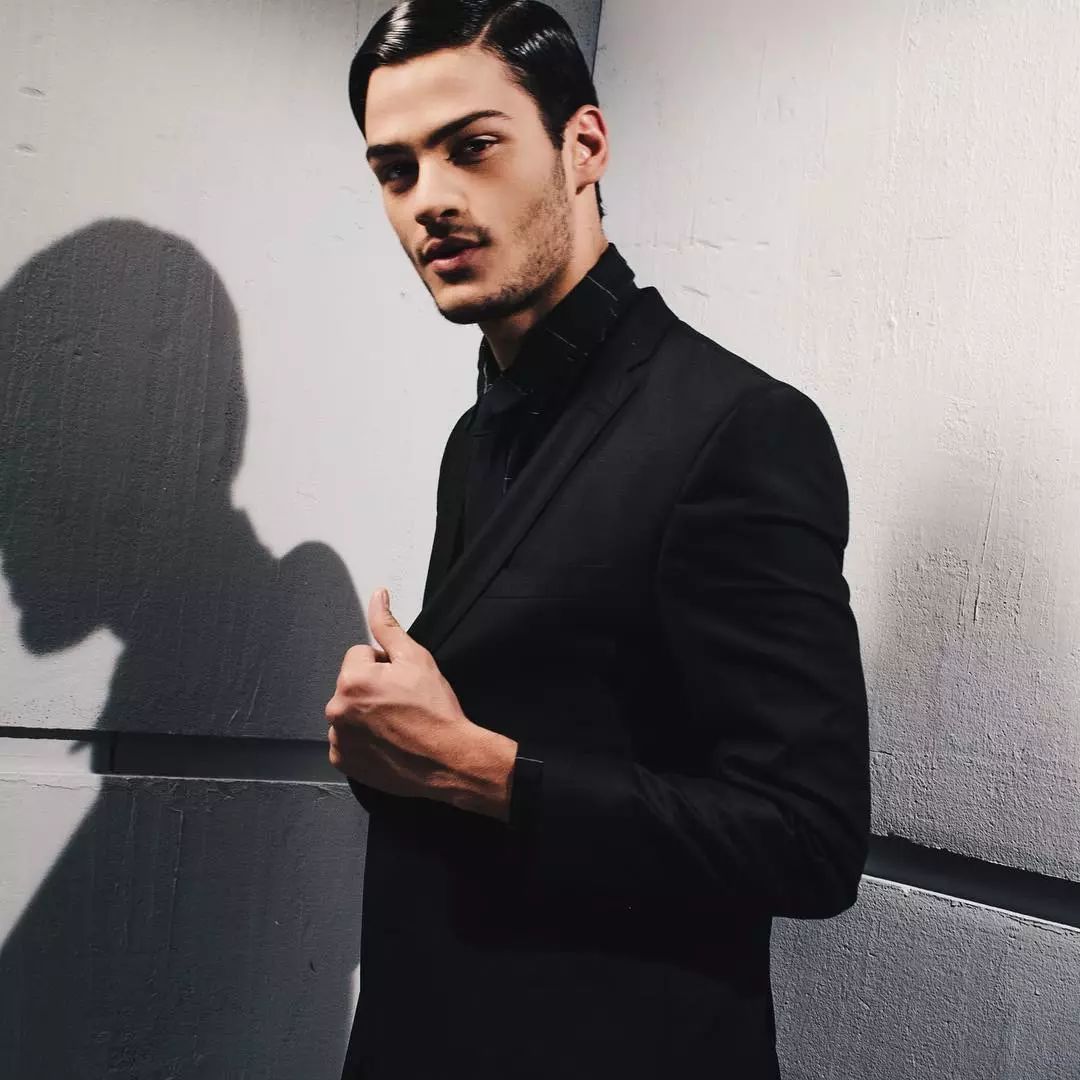 原创他曾是lv的广告男模,如今虽然过气,但跟男友过着神仙般的生活!