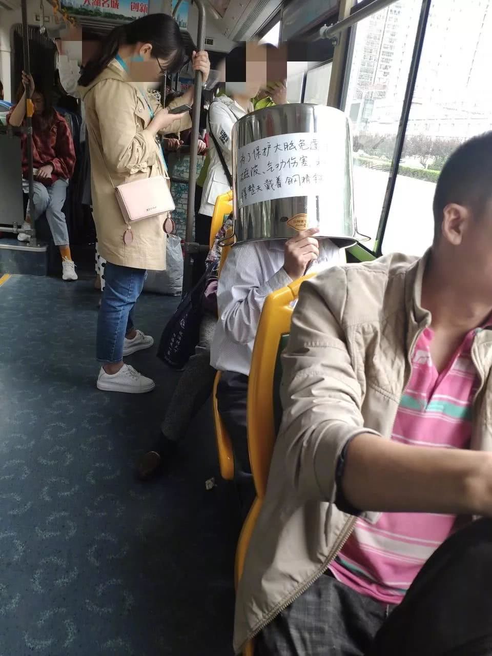 这位勇士为我们示范了 钢精锅的正确用法!