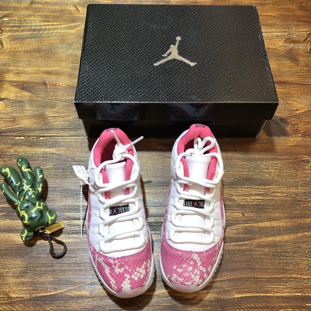 新品aj11骚粉蛇纹情侣款来袭简直不要太美这个520叱咤大街