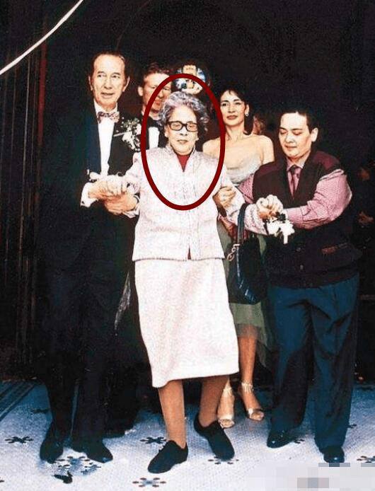 原创赌王大房80岁去世,4个孩子死了2个,可怜身世引网友热议