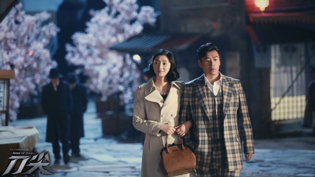 该剧改编自"茅盾文学奖"获得者麦家同名小说《刀尖》,讲述了1940年