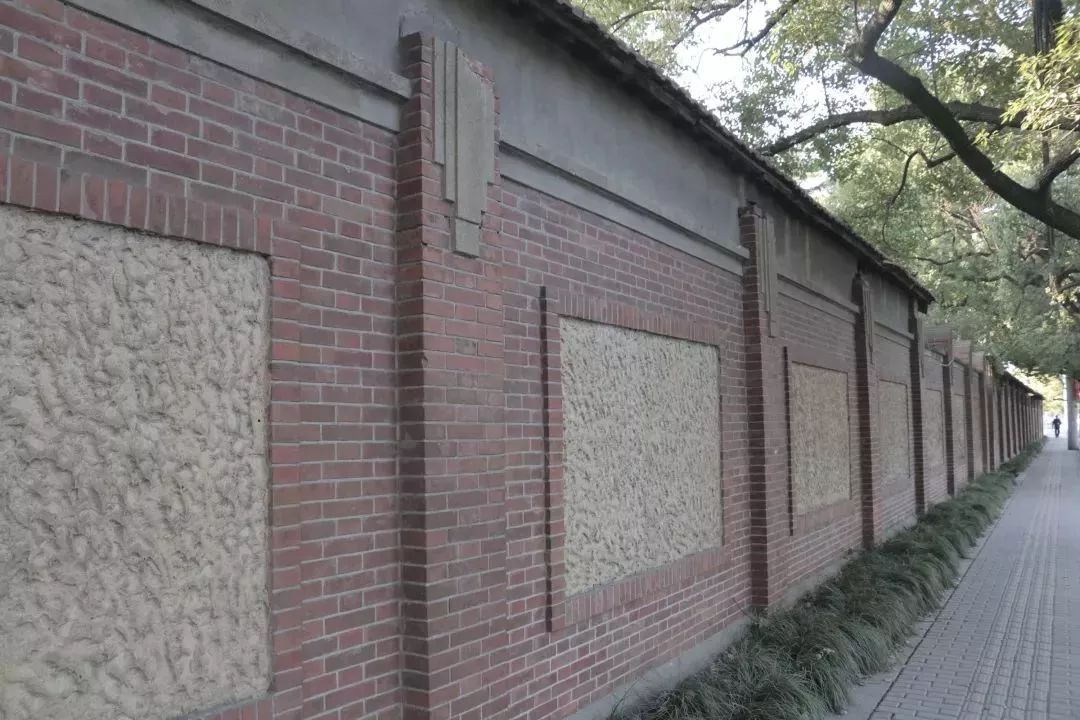 9幢西式风格的建筑伫立其中,清水红砖的外墙夹饰着水泥拉毛条块,墙垛