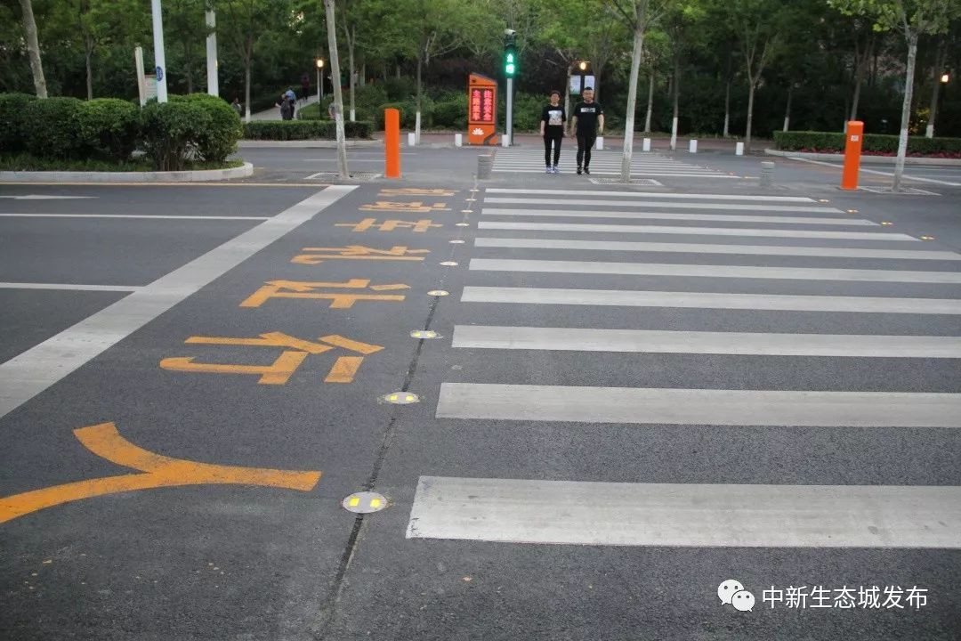 生态城街头再添"黑科技",行人过马路有"灯光护体"了_过街通道
