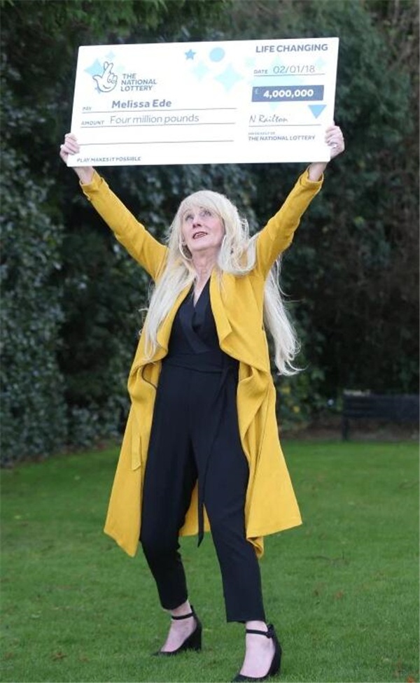 58岁英国出租车司机意外获千万奖金,18个月后遂然离世_梅丽莎